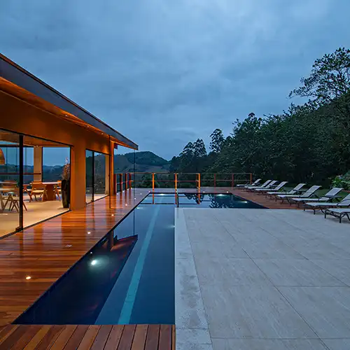 Pousada com Piscina Iluminada